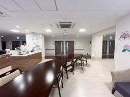 長いテーブルがある空間