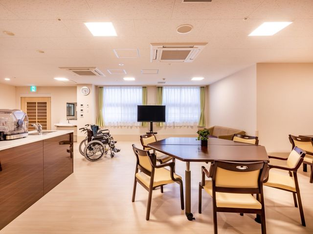 明るい共用空間 ラウンジ 自然光が注ぐ広々としたラウンジです。くつろぎの時間を提供します。