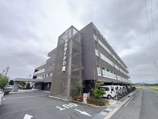 落ち着いた外観の建物