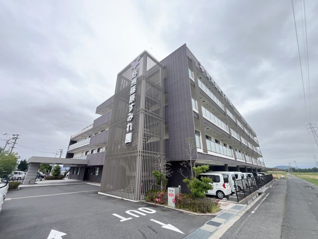 落ち着いた外観の建物