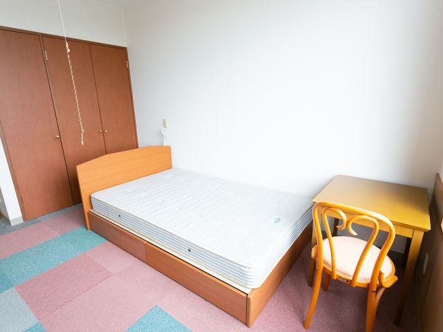 居室のベッドと机