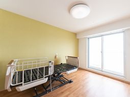 明るい居室の一角