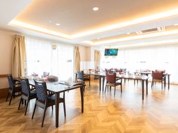 明るい食堂の様子