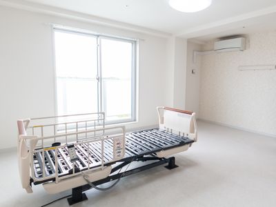 明るい居室の電動ベッド
