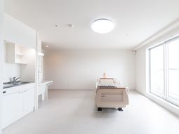 広い窓のある明るい居室