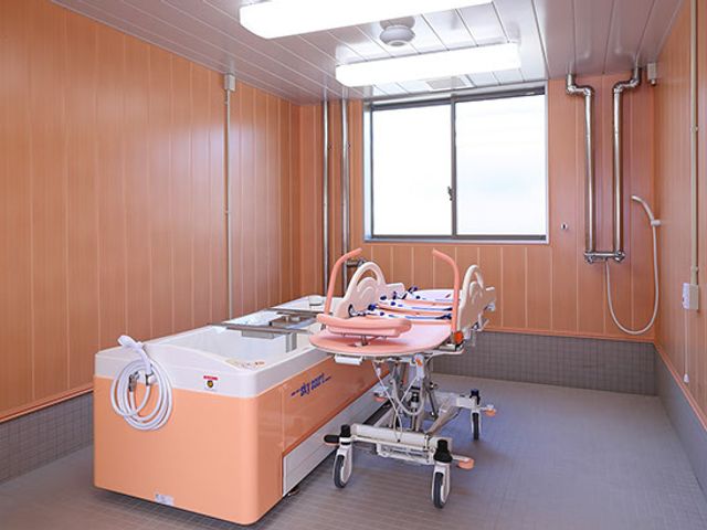 清潔なバリアフリー浴室 浴室 清潔で広々とした浴室で、利用者様の身体のケアを支えませんか。優しいサポートで安心を提供します。