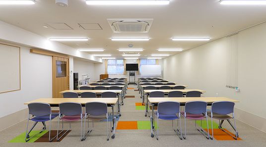 明るく清潔な多目的室