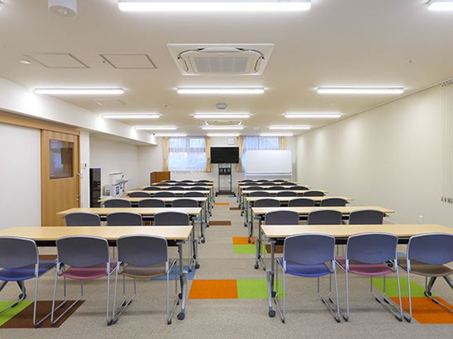 明るく清潔な多目的室 多目的室 活気ある多目的室でのイベント準備等を支えるスタッフを募集しています。充実した環境でお待ちしています。