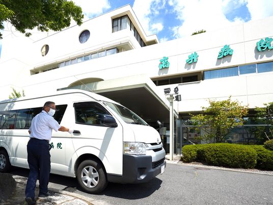 送迎車と建物外観  