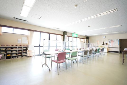 自然光が入る明るい食堂