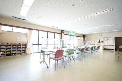 自然光が入る明るい食堂
