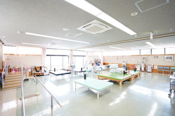 広々としたリハビリ施設の室内