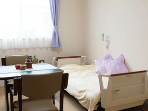 居室のベッドとテーブル  