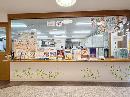 明るい受付カウンター  