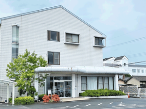 白い外観の建物  