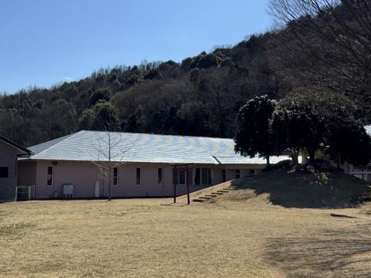 施設の建物と庭先  