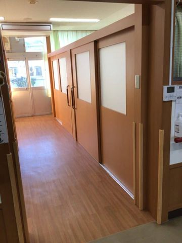 明るい廊下 廊下 自然光が差し込む明るい廊下です。フラットな床で安心して歩くことができます。
