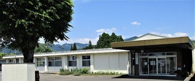 緑に囲まれた外観