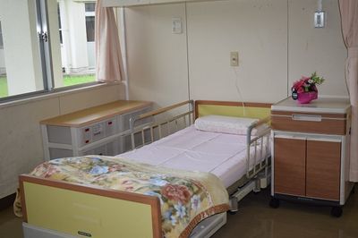 明るい個室のベッド