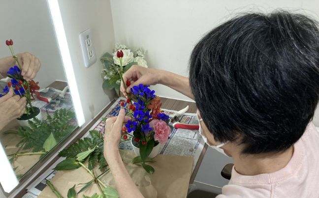 花を活ける様子 理美容室
