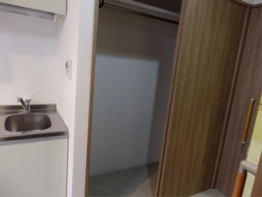 洗面台とクローゼットのある部屋