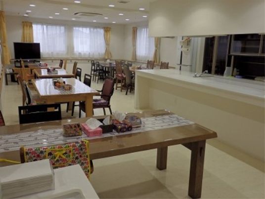 明るい共有スペース食堂