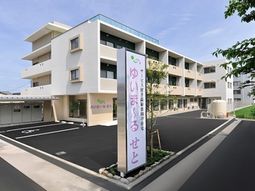 白い建物と緑の看板