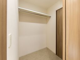 シンプルな空間のクローゼット