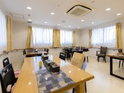 明るい食堂の様子