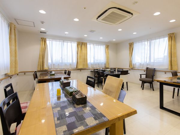 明るい食堂の様子