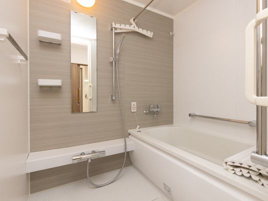 バリアフリー設計の浴室