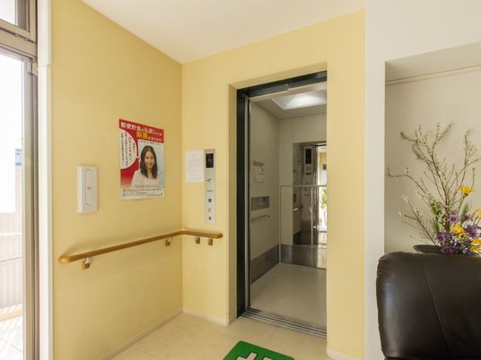 エレベーター付き玄関ホール