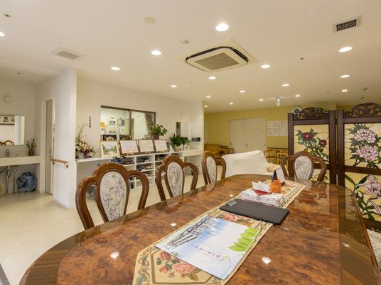 暖かみのある食堂の様子