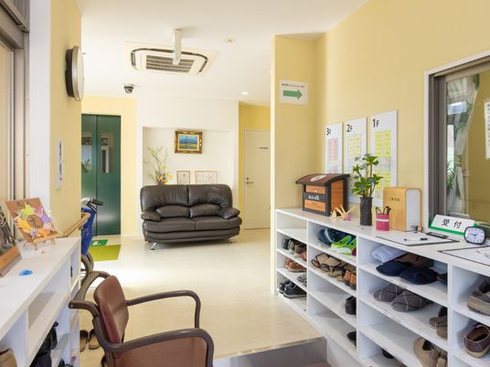 明るいロビーの様子