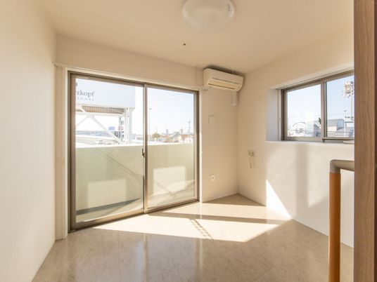 居室の窓とエアコン