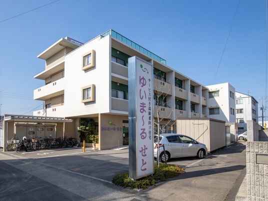 白い建物の外観