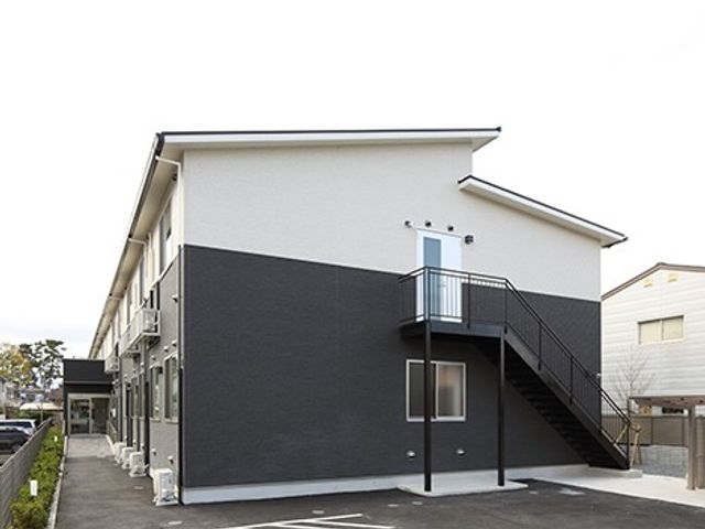 建物外観 外観   白と黒の外壁が印象的な落ち着いた建物です。外階段があり、各階への移動経路が分かりやすく見えます。