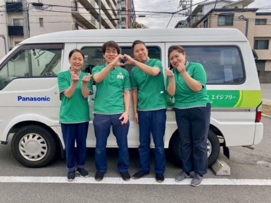 スタッフと送迎車  