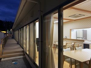 夜の明るい室内ダイニングルーム