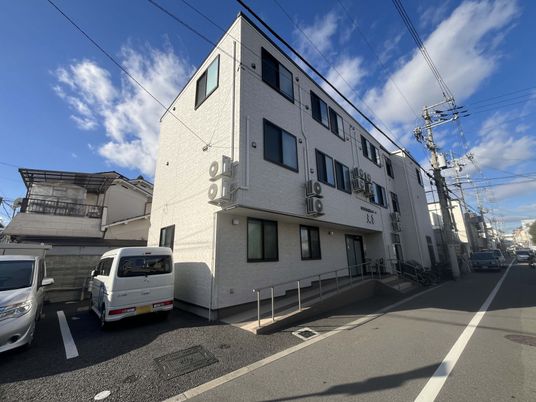 白い建物の外観