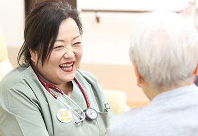 スタッフが利用者と笑顔交流