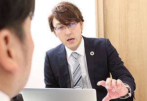 面談しているスタッフ