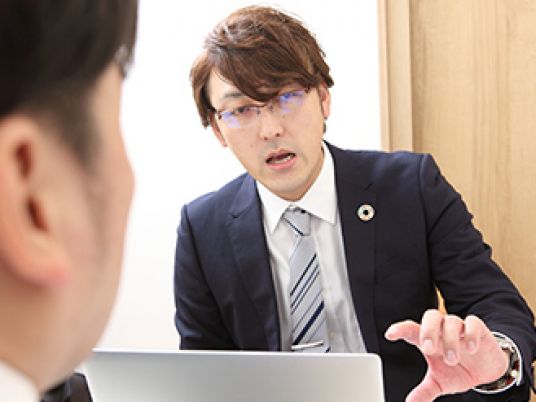 面談しているスタッフ