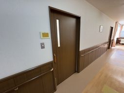明るい廊下と扉
