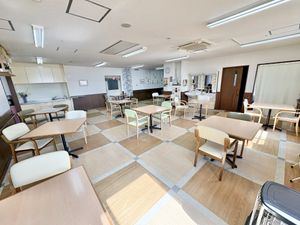 明るい食事スペース