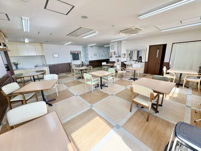 明るい食事スペース