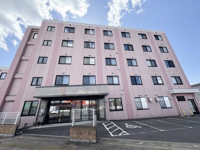 明るい外観の建物