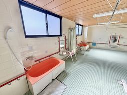 広々とした浴室