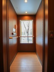 エレベーター内の明るい空間