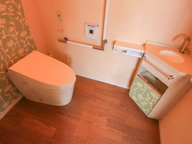 バリアフリートイレ空間 トイレ 手すり付きで安全に配慮された清潔感あふれるトイレです。快適な利用が考えられた設計を体感してみませんか。